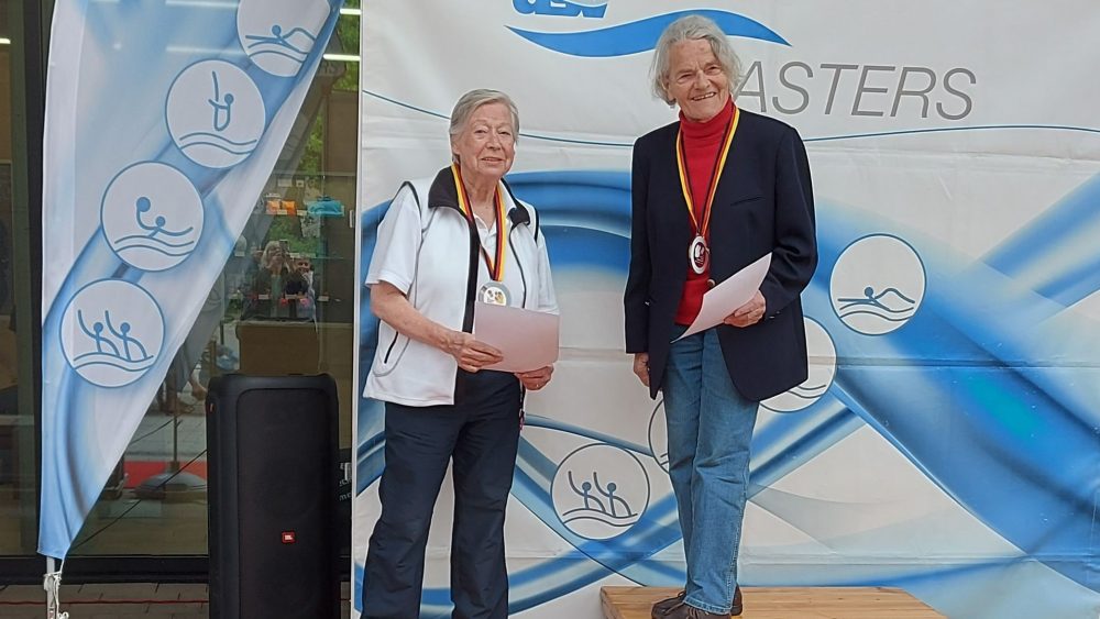 Annemarie Lüdicke (r) schwamm über 200m Lagen zum neuen deutschen Altersklassenrekord in der AK 85. Sie errang 5 Siege und einen 2.Platz. Hier steht sie mit Ingrid Lange bei der Siegerehrung über 100m Brust auf dem Podest.